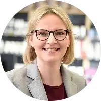 Anja Schulz. PTA, Fachberaterin für Homöopathie, Aroma-Expertin, Beraterin für Schüßler-Salze, Kosmetik-Beraterin, Wareneinkauf, beliefert Heime und Pflegedienste