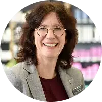 Kathrin Ridder. Apothekerin, Inhaberin, Expertin für Homöopathie und Naturheilverfahren, Aroma-Expertin, Fachberaterin für Schüßler-Salze, verantwortlich für Arzneimitteltherapiesicherheit