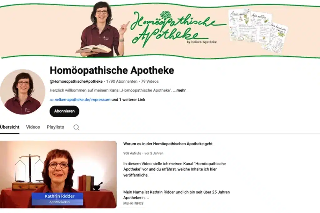 Screenshot eines YouTube-Kanals namens „Homöopathische Apotheke“, auf dem eine lächelnde Frau mit kurzen dunklen Haaren und Brille zu sehen ist, sowie das Kanalbanner und ein Video, in dem der Schwerpunkt des Kanals auf der homöopathischen Apotheke vorgestellt wird.